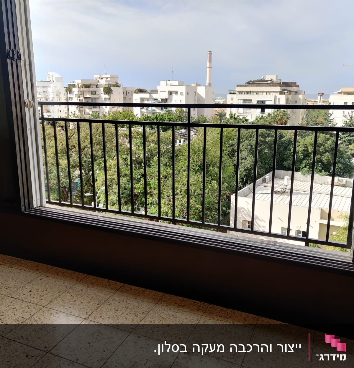 מעקה מתכת שחור בחלון פתוח עם נוף עירוני